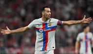 Sergio Busquets. Gelandang Spanyol berusia 34 tahun yang kini memasuki musim ke-15 bersama Barcelona, satu-satunya klub yang dibelanya sepanjang karier hingga kini, menjadi pemain Barcelona aktif dengan jumlah penampilan terbanyak di Liga Champions. Hingga kini ia telah tampil dalam 126 laga di kompetisi kasta tertinggi antar-klub Eropa tersebut dengan torehan 4 gol dan 7 assist. Total 3 trofi Liga Champions telah dikoleksinya, yaitu pada musim 2008/2009, 2010/2011 dan 2014/2015. (AFP/Christof Stache)