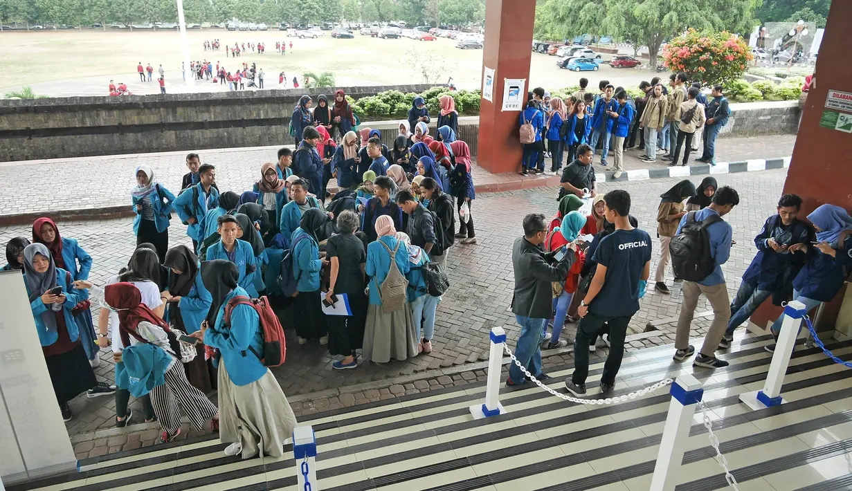 Peserta menunggu untuk melakukan registrasi acara Emtek Goes To Campus (EGTC) 2018 di Universitas Gadjah Mada, Yogyakarta, Rabu (17/10). Acara ini menghadirkan tokoh-tokoh inspiratif yang siap memberikan pengetahuan baru. (Liputan6.com/Herman Zakharia)