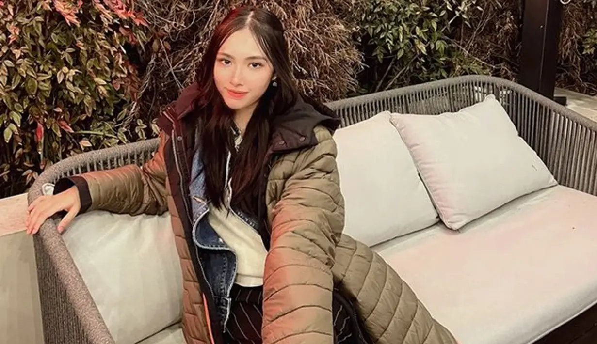 Nama Viankha Jesslyn atau Via menjadi sorotan netizen dalam beberapa waktu terakhir. Pasalnya, Via menjadi salah satu gadis asal Indonesia yang menjadi trainee pre debut idol K-Pop. (Liputan6.com/IG/@mepc_via)