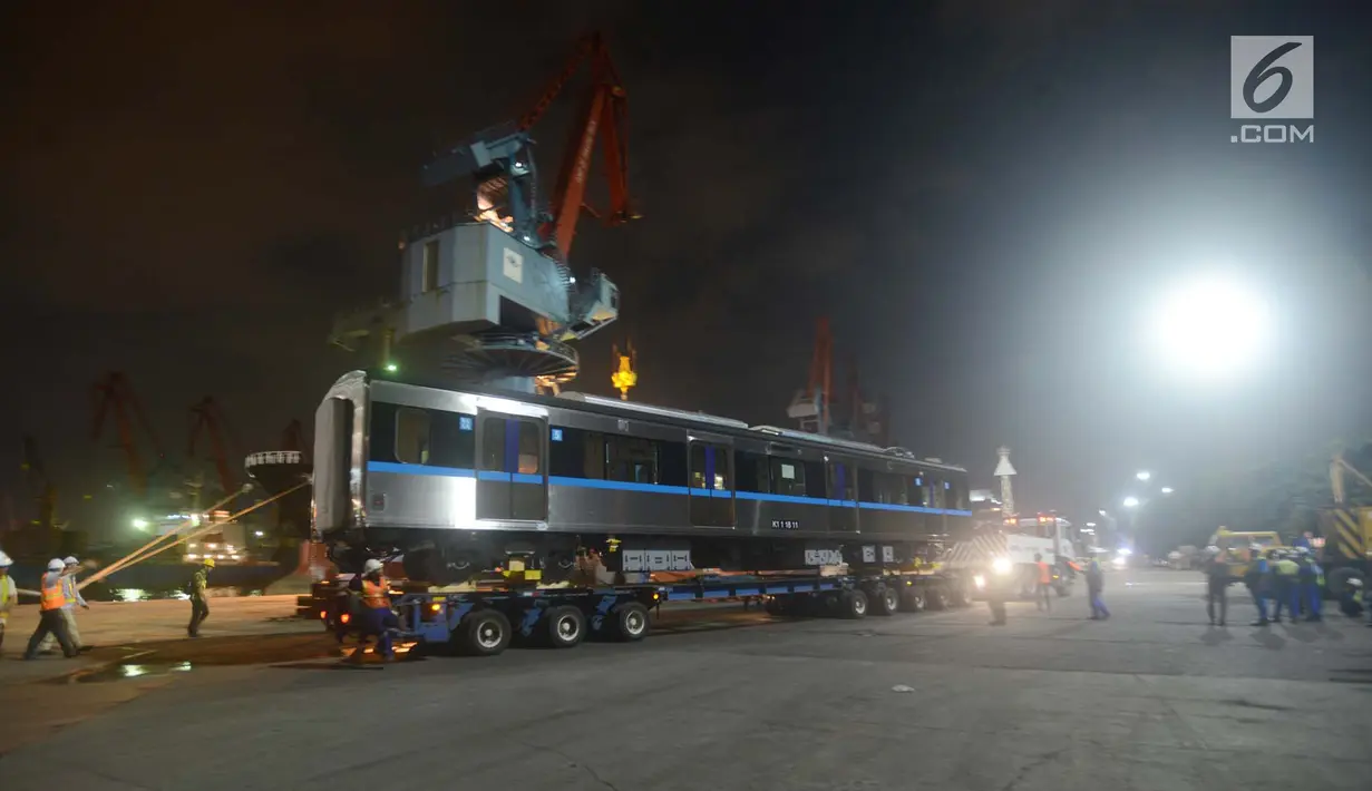 Pekerja menurunkan gerbong kereta Mass Rapid Transit (MRT) di Pelabuhan Tanjung Priok, Jakarta Utara, Rabu (4/4). Dua rangkaian kereta MRT yang terdiri dari 12 gerbong tiba di Jakarta. (Merdeka.com/Imam Buhori)