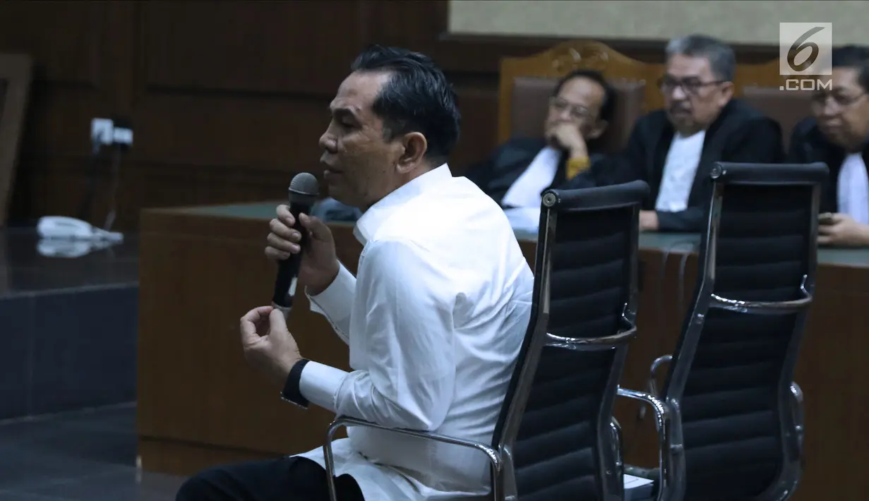 Bupati Hulu Sungai Tengah (HST) nonaktif, Abdul Latif saat menjalani sidang pembacaan tuntutan di Pengadilan Tipikor, Jakarta, Senin (6/8). Abdul Latif dituntut hukuman pidana selama 8 tahun dan denda Rp 600 juta. (Liputan6.com/Helmi Fithriansyah)