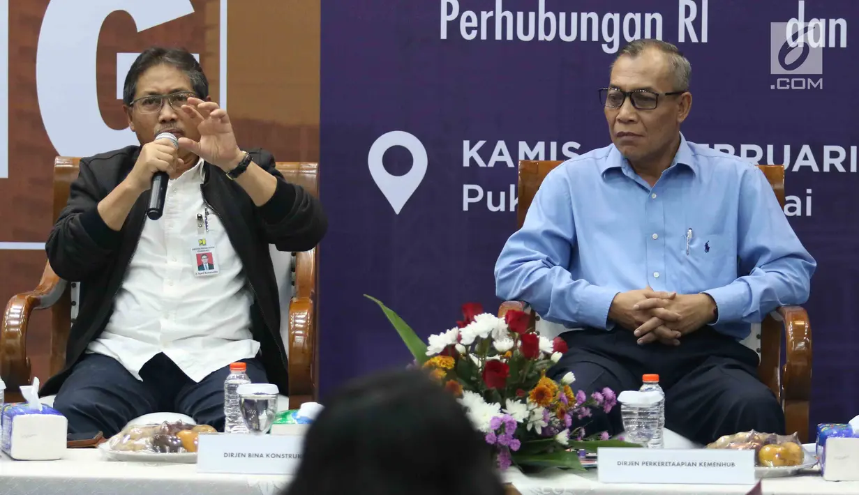 Dirjen Bina Konstruksi Nyoman Syarif Burhanudin (kiri) saat mengadiri diskusi di Jakarta, Kamis (22/2). Penghentian sementara seluruh proyek konstruksi layang dilakukan agar setiap infrastruktur yang dibangun berkualitas. (Liputan6.com/Angga Yuniar)