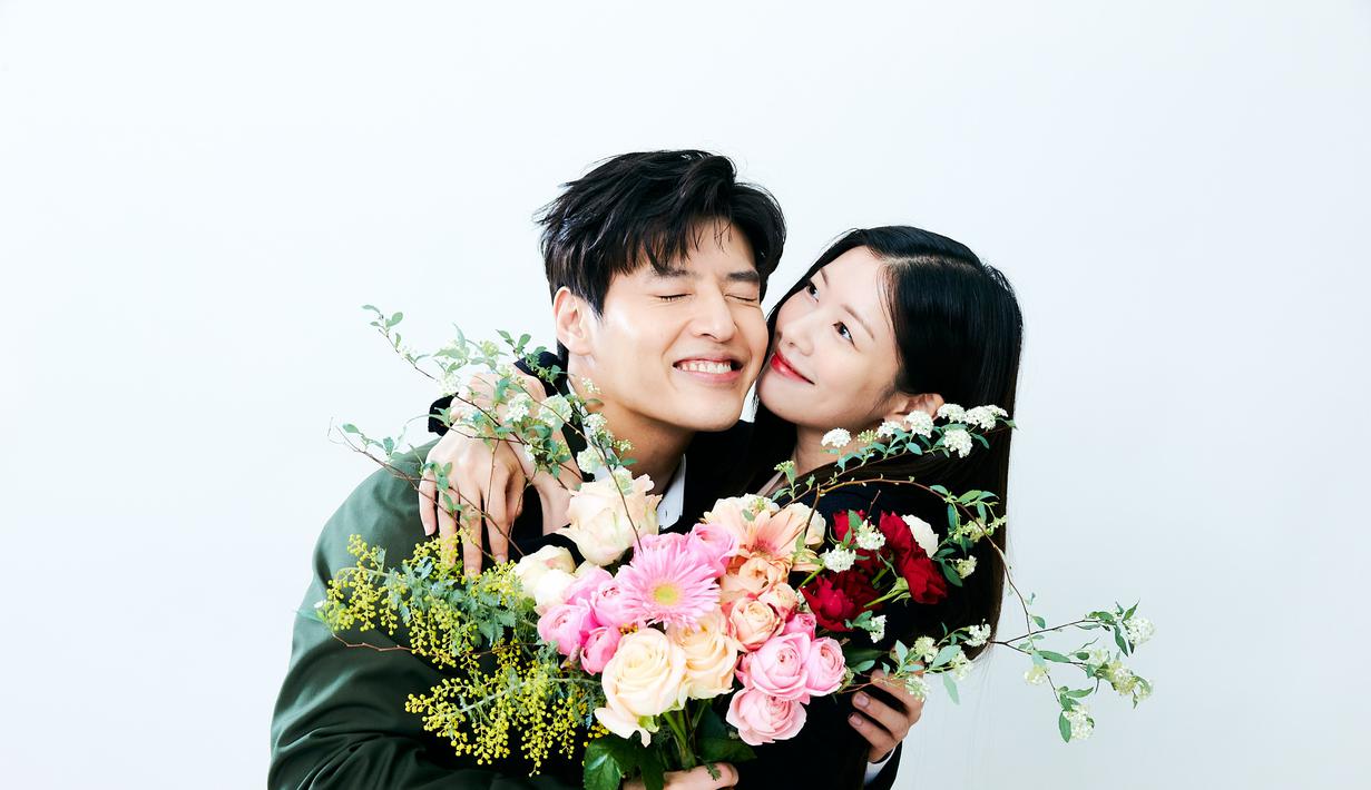 Suasana segar dan muda yang digambarkan melalui pose penuh kasih sayang dan karangan bunga yang semarak di musim semi. (Foto: Twitter/ mindmark_movie)