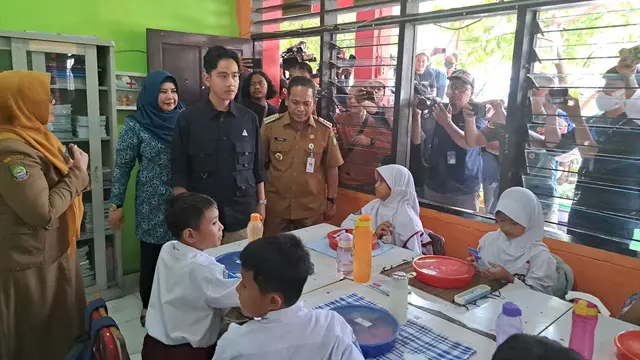 Gibran Rakabuming Raka memantau pelaksanaan uji coba Makan Bergizi Gratis (MBG), di SDN 4 Tangerang, Jalan Daan Mogot, Kota Tangerang, Senin (5/8/2024).