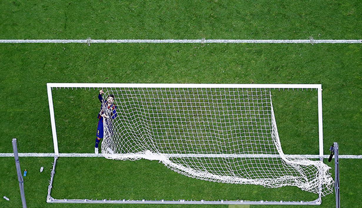 Gerard Pique bek Barcelona memotong jala gawang usai final Liga Champions melawan Juventus  di Olympiastadion, Berlin. (Reuters / Michael Dalder)