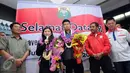 Debby Susanto memberikan keterangan saat tiba di Bandara Soetta, Banten, Rabu (16/3/2016). Praveen/Debby menjadi juara All England 2016 usai mengalahkan pasangan Denmark, Joachim Fischer Nielsen/Christinna Pedersen. (Liputan6.com/Helmi Fithriansyah)