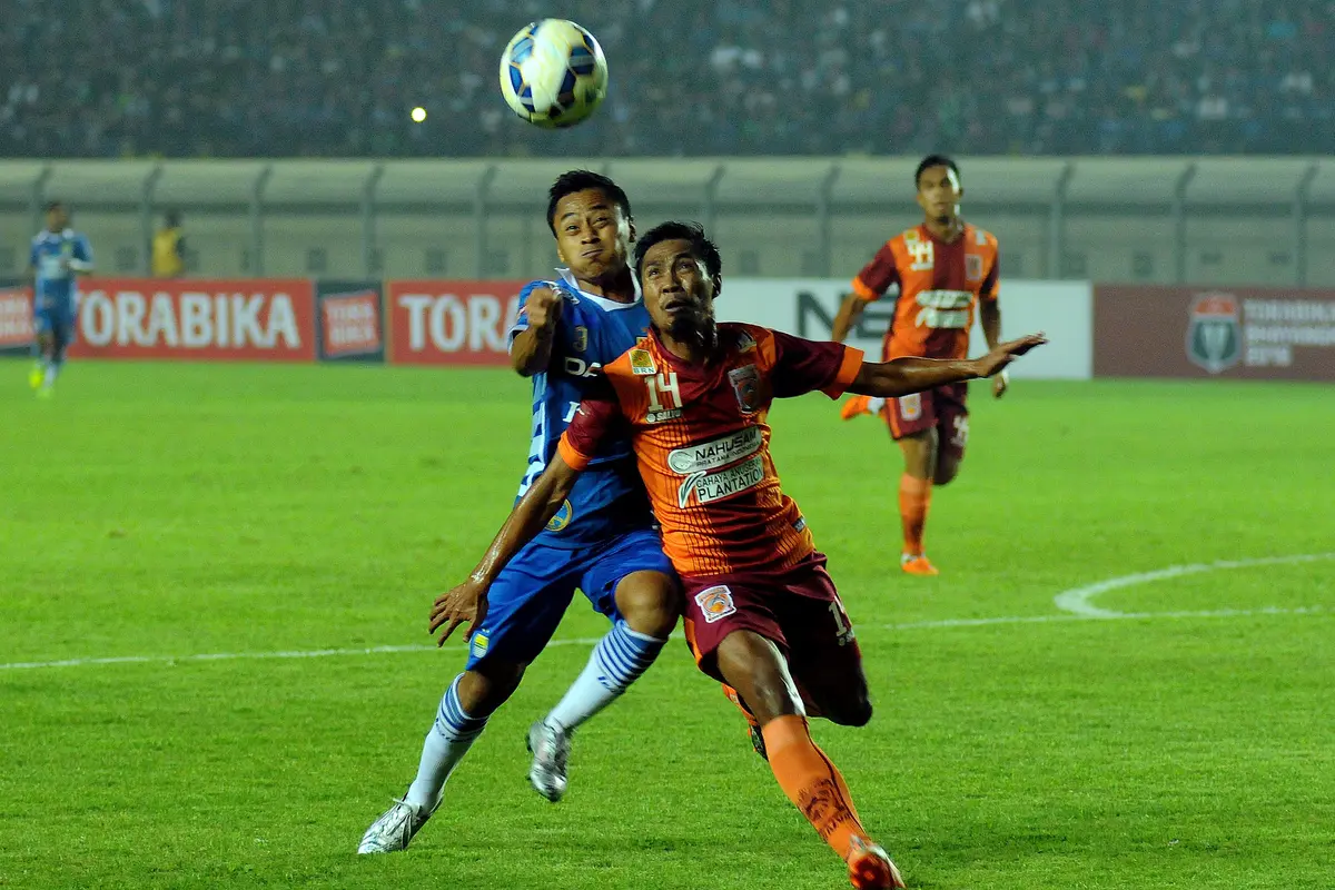 Penyerang Persib, Samsul Arif (kiri) berebut bola dengan bek PBFC Fathul Rachman di laga lanjutan Turnamen Piala Bhayangkara di Stadion Si Jalak Harupat, Bandung, Minggu (20/3/2016). Persib unggul 1-0 atas PBFC. (Liputan6.com/Helmi Fithriansyah)