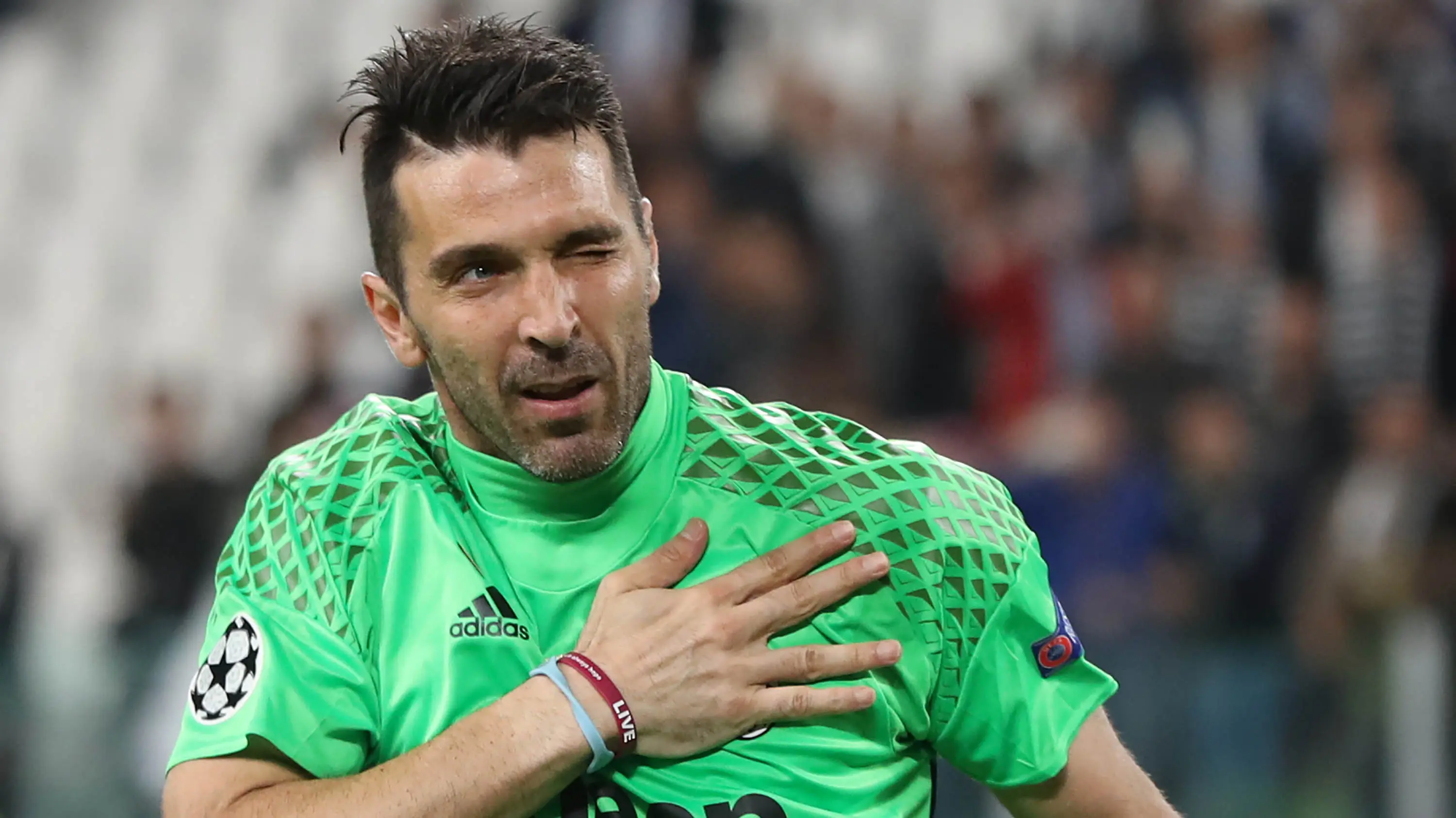 Ekspresi kiper Juventus, Gianluigi Buffon, saat melakukan selebrasi kemenangan usai timnya mengalahkan AS Monaco dalam laga semifinal Liga Champions di Stadion Juventus, Turin, Italia, Selasa (09/0/2017). Juventus menang 2-1. (AFP/Valery Hache)