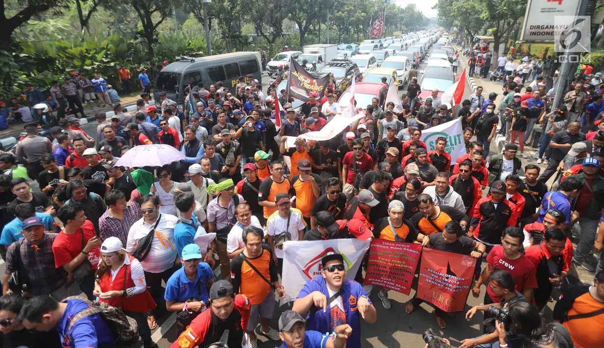 Puluhan sopir taksi online melakukan unjuk rasa di depan Balai Kota Jakarta, Senin (19/8/2019). Mereka meminta Gubernur DKI Jakarta Anies Baswedan agar angkutan sewa khusus atau taksi online untuk bebas dari kebijakan perluasan ganjil genap. (Liputan6.com/Angga Yuniar)