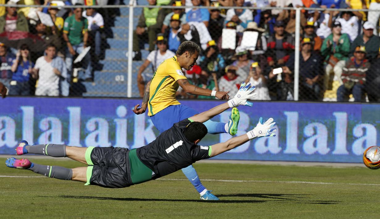 Aksi Neymar melepaskan tembakan melewati adangan kiper Bolivia, Carlos Lampe pada laga kualifikasi Piala Dunia 2018 zona CONMEBOL di La Paz, Bolivia, (5/10/2017). Brasil bermain imbang 0-0. (AP/Leo Correa)