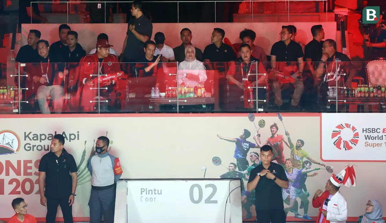 Presiden Joko Widodo menyapa penonton yang hadir untuk menyaksikan pertandingan semifinal tunggal putra Indonesia Open 2023 yang mempertemukan Anthony Sinisuka Ginting melawan wakil China, Li Shi Feng di Istora Senayan, Jakarta, Sabtu (17/6/2023) malam WIB. (Bola.com/M Iqbal Ichsan)