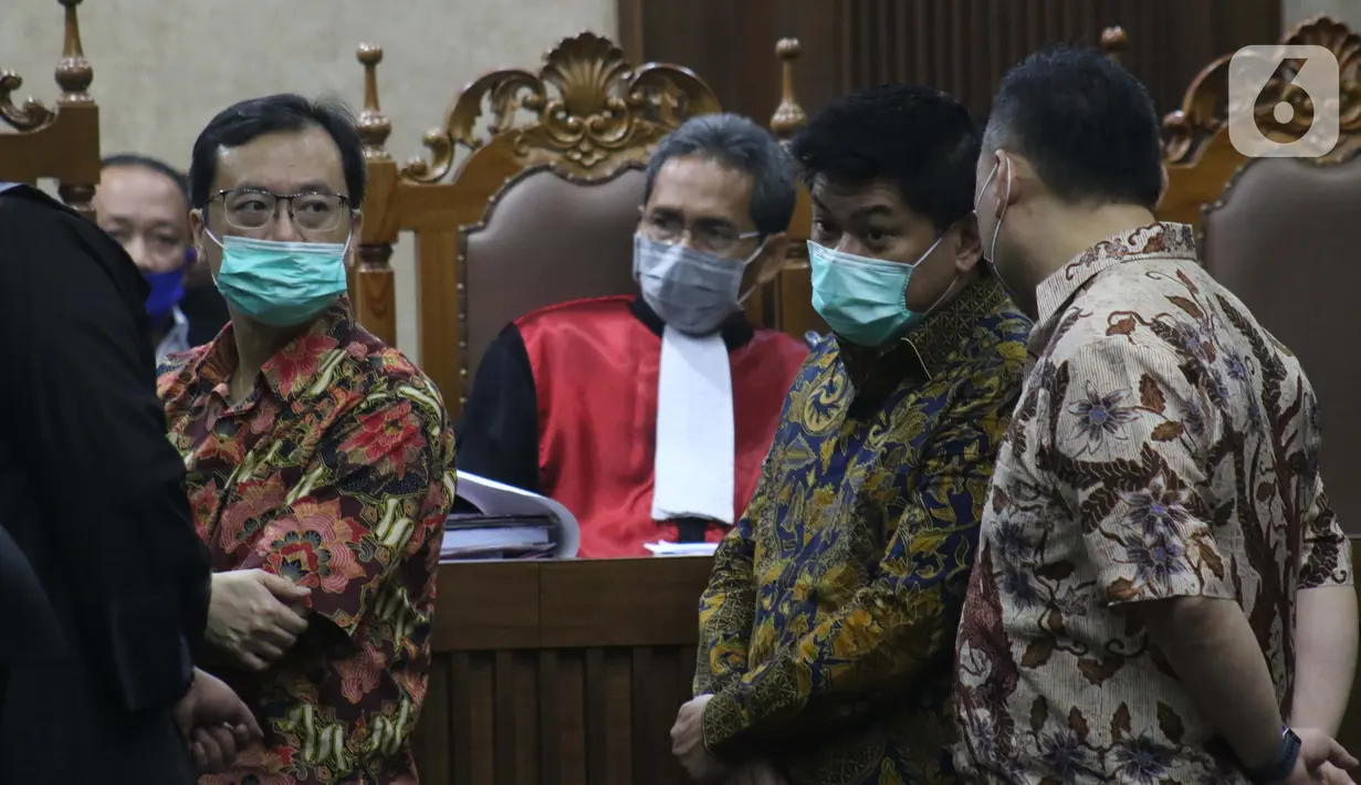 Tiga terdakwa kasus dugaan korupsi di PT Asuransi Jiwasraya dari kalangan pengusaha, Benny Tjokrosaputro, Heru Hidayat dan Joko Hartono Tirto (kiri ke kanan berdiri) saat menjalani sidang lanjutan di Pengadilan Tipikor Jakarta, Senin (6/7/2020). (Liputan6.com/Helmi Fithriansyah)