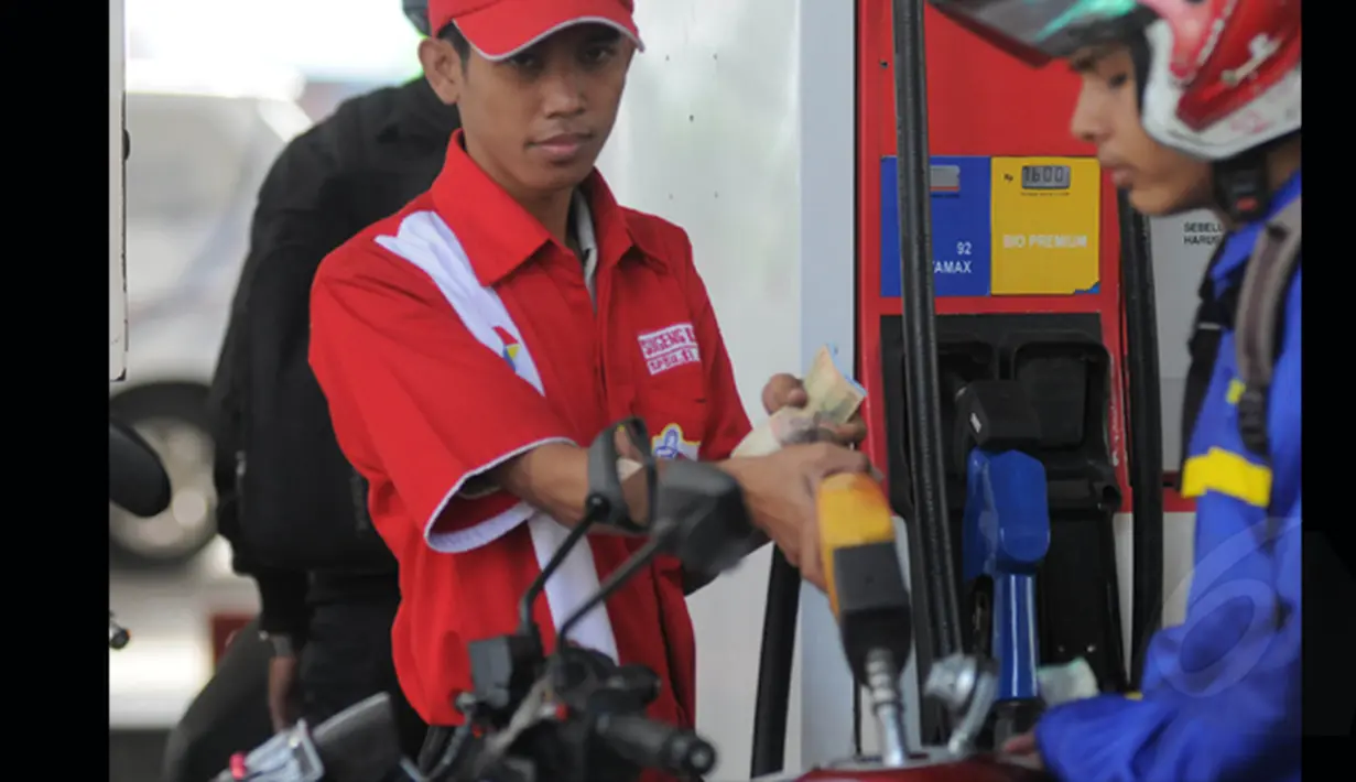 Sejumlah kendaraan sedang mengantri BBM di SPBU Cikini. Presiden Jokowi mengumumkan penurunan harga BBM bersubsidi jenis Premium dan Solar, Jumat (16/1/2015) dari Rp. 7.600 menjadi Rp 6.600/liter, dan solar Rp 6.400/liter. (Liputan6.com/Herman Zakharia)