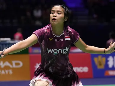 Pebulu tangkis Indonesia, Gregoria Mariska Tunjung saat bertanding melawan Julie Dawall Jakobsen (Denmark) dalam pertandingan putaran kedua tunggal putri Kejuaraan Dunia Bulu Tangkis 2025, Rabu 27 Agustus 2025 di Paris, Prancis. (AP Photo/Christophe Ena)