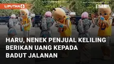Aksi seorang nenek penjual keliling berikan uang kepada badut jalanan mengundang perhatian