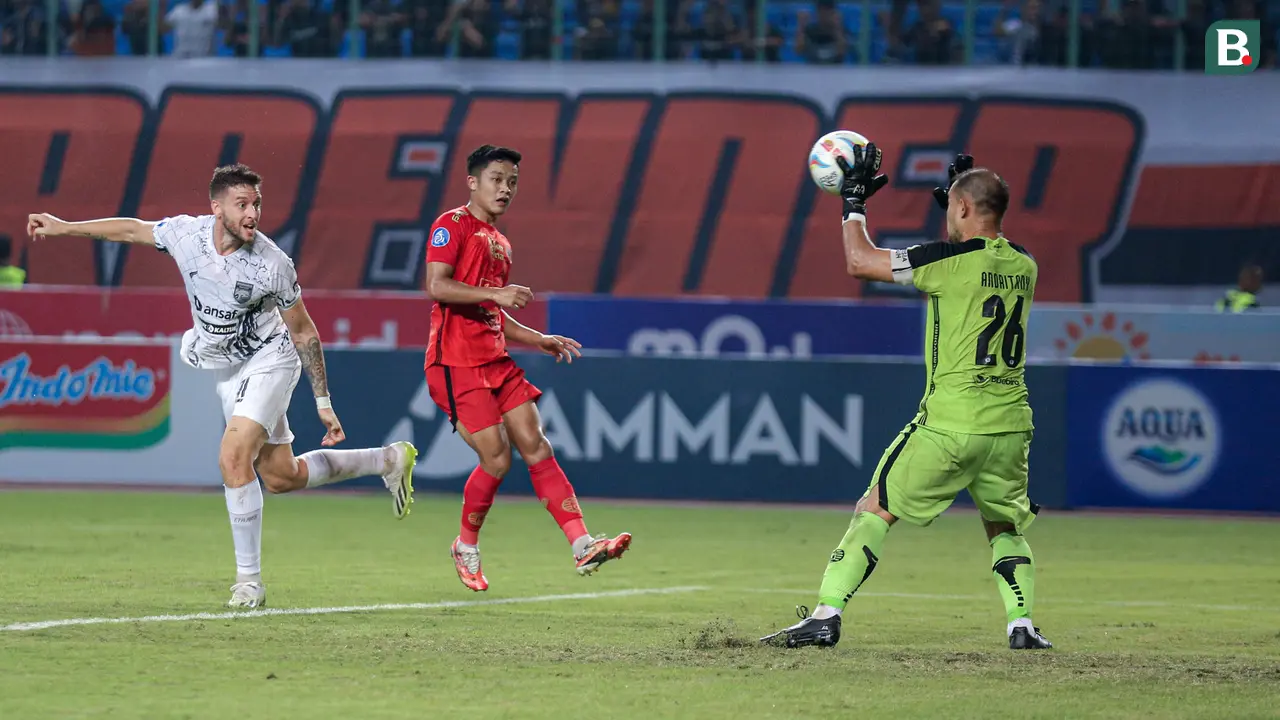 Foto: Penyelamatan Gemilang Kiper Persija, Andritanya saat Muntahkan Bola Tandukan Penyerang Borneo FC pada Laga BRI Liga 1 2023/2024