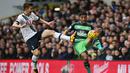Gelandang Tottenham, Son Heung-Min, berebut bola dengan pemain Swansea, Neil Taylor. Sementara bagi Tottenham, hasil ini membuat mereka semakin memepet pimpinan klasemen dengan jarak dua poin. (Reuters/Russell Cheyne)