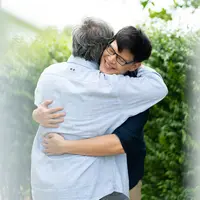 Ilustrasi seorang ayah memluk anaknya/Shutterstock.com/BigPixel Photo