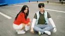 Jisoo juga aktif mempromosikan Newtopia melalui media sosialnya. Ia membagikan foto-foto di balik layar dan mengungkapkan perasaannya setelah drama yang telah digarapnya selama lebih dari setengah tahun akhirnya tayang. Menunjukkan dedikasinya dalam menjalani proses syuting Newtopia. (Liputan6.com/IG/@sooyaaa__)