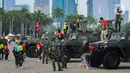 Mereka tak lupa memanfaatkan untuk mencoba duduk di kursi sopir mobil-mobil TNI yang terbuka. (merdeka.com/Arie Basuki)