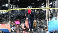 Pedagang mencari sisa barang dagangan usai kebakaran melanda Pasar Blok A Kebayoran Baru, Jakarta Selatan, Rabu (6/3). Diperkirakan sebanyak 414 unit kios hangus terbakar. (merdeka.com/Arie Basuki)