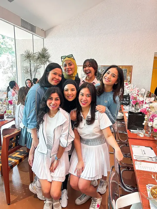 Rekan artis yang datang pun merupakan sahabat Nagita yang selalu memberinya support. Mereka juga suka bermain tenis dan bahkan menjadikannya hobi baru. Tak heran, mereka pun ikut senang dan menyambut peluncuran outfit tenis dari Nagita tersebut. (Liputan6.com/IG/@tya_ariestya)