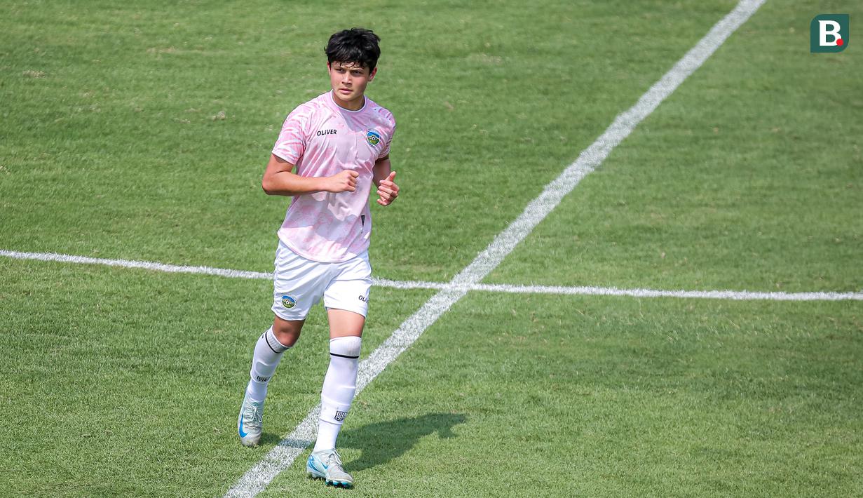 <p>Pemain Timor Leste U-20, Tiago William Torres Lay saat melakukan latihan resmi jelang Kualifikasi Piala Asia U-20 di Lapangan B, SUGBK, Senayan, Jakarta, Selasa (24/09/2024). (Bola.com/Bagaskara Lazuardi)</p>