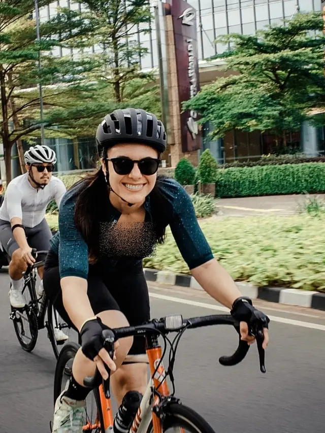 6 Gaya Wulan Guritno Saat Olahraga Bersepeda, Sporty dan Stylish
