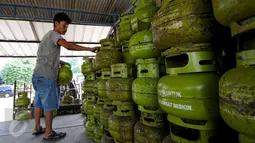 Petugas menata tabung gas elpiji ukuran 3 kg yang akan didistribusikan, Depok, Senin (22/6/2015). Pertamina menjamin pasokan gas elpiji aman hingga menjelang Lebaran 2015. (Liputan6.com/Yoppy Renato)