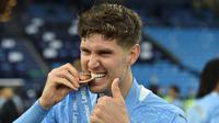 John Stones. Bek tengah yang kini berusia 27 tahun ini didatangkan Manchester City dari Everton dengan nilai transfer 55,6 juta euro pada 2016/2017. Total 5 musim, ia telah tampil dalam 168 laga dengan torehan 10 gol dan 2 assist. (Foto: AFP/Pool/Peter Powell)
