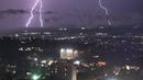 Sambaran petir terjadi saat badai di kota Port-au-Prince, Haiti (14/11). Port-au-Prince, dengan penduduk sekitar 846.200 jiwa (1995), adalah ibu kota Haiti. (AFP Photo/Hector Retamal)