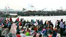 Ribuan pengunjung memadati kawasan pantai Ancol, Jakarta, Sabtu (31/12). Kawasan Ancol menjadi tempat favorit masyarakat untuk menikmati pergantian malam tahun baru 2016 menuju 2017 di Jakarta. (Liputan6.com/Angga Yuniar)