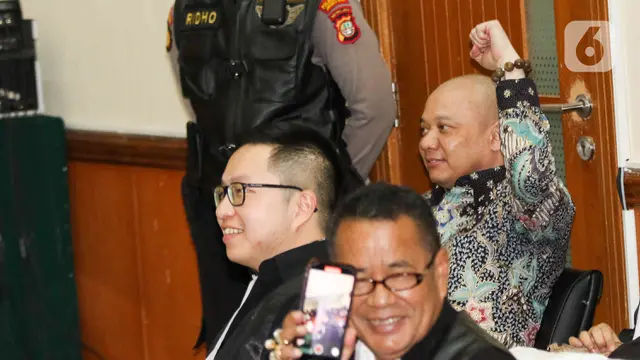 Teddy Minahasa Penuh Senyum saat Jalani Sidang Vonis Kasus Narkoba