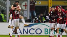 Striker AC Milan, Patrick Cutrone, melakukan selebrasi usai mencetak gol ke gawang Inter Milan pada laga perempat final Coppa Italia di Stadion San Siro, Rabu (27/12/2017). AC Milan menang 1-0 atas Inter Milan. (AP/Antonio Calanni)