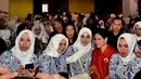 Ibu Negara Iriana Joko Widodo foto bersama peserta saat menghadiri pembukaan Rakernas IWAPI XXVIII di Padang, Senin (8/10). Presiden Jokowi menyebut pengusaha perempuan memiliki modal besar untuk sukses. (Liputan6.com/Pool/Biro Pers Setpres)