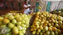 Pedagang menjajakan timun suri di Pasar Induk Kramat Jati, Jakarta, Rabu (8/6). Selama bulan Ramadan, timun suri menjadi salah satu buah yang banyak dicari warga sebagai menu berbuka puasa, dengan harga Rp6 ribu perkilo. (Liputan6.com/Immanuel Antonius)