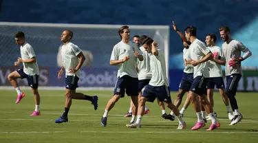 Para pemain Spanyol berlari saat sesi latihan di Stadion La Cartuja, Seville, Spanyol, Minggu (13/6/2021). Spanyol akan bermain melawan Swedia dalam Grup E Euro 2020 pada 13 Juni 2021 waktu setempat. (AP Photo/Thanassis Stavrakis)