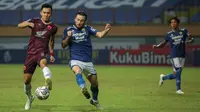 Pemain PSM Makassar, Sutanto Tan (kiri) berebut bola dengan pemain Persib Bandung, Marc Klok dalam laga pekan ke-6 BRI Liga 1 2021/2022 di Stadion Wibawa Mukti, Cikarang, Sabtu (02/10/2021) WIB. Kedua tim bermain imbang 1-1. (Bola.com/Bagaskara Lazuardi)
