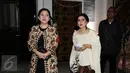 Menko PMK, Puan Maharani (kiri) berjalan menuju lokasi acara Perempuan dan Canting di Jakarta, Rabu (25/1). Dua pelestari batik nasional mendapat penghargaan dalam acara ini. (Liputan6.com/Helmi Fithriansyah)