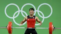 Atlet angkat besi Indonesia di kelas 77kg, Deni tampil di Olimpiade 2016 (Reuters/Athit Perawongmetha)
