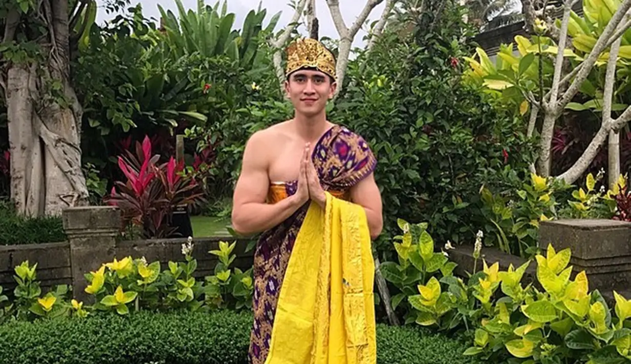 Pemilik nama lengkap Verrell Bramasta Fadilla Soedjoko sering sekali berlibur ke beberapa tempat di Indonesia, salah satunya Bali. Saat di Bali, Verrell tidak lupa mencoba pakaian adat Bali saat momen hari raya Galungan. (Liputan6.com/IG/@bramastavrl)