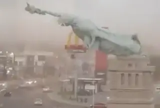 patung liberty brasil roboh. (@BNODesk)