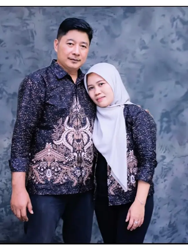Jarang Tersorot, 6 Potret Suami Sus Rini Hadiri Kelulusan Anak Ini Curi Perhatian