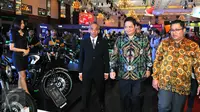 Menperin, Airlangga Hartarto didampingi Ketua Umum AISI Gunadi Sindhuwinata berkeliling booth pameran Indonesia Motorcycle Show (IMOS) 2016 di JCC, Senayan, Jakarta, Rabu (2/11). Pameran ini dibuka oleh Menperin Airlangga. (Liputan6.com/Angga Yuniar)