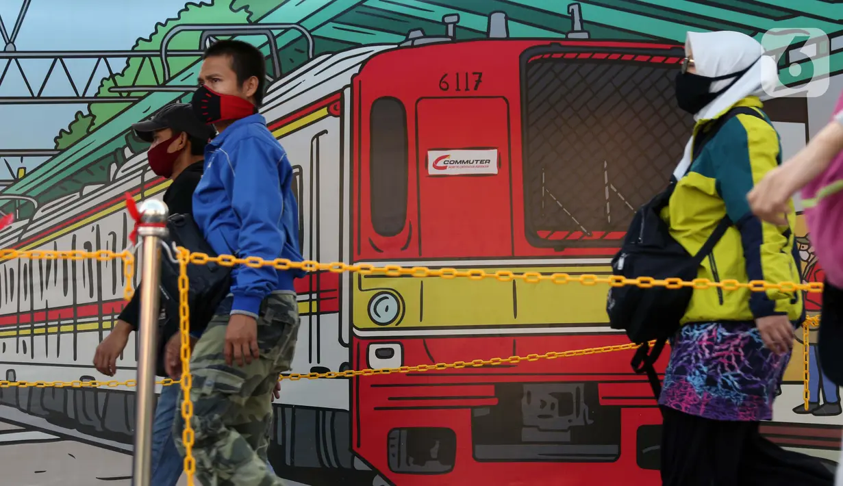 Calon penumpang KRL Commuterline mengenakan masker saat di area pedestrian Stasiun Terpadu Tanah Abang, Jakarta, Kamis (27/8/2020). Guna menekan penyebaran Covid-19, aparat terkait terus menghimbau pentingnya menaati protokol kesehatan. (Liputan6.com/Helmi Fithriansyah)
