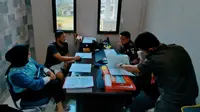 Penyerahan barang bukti dan tersangka polisi tikam polisi di SPN Polda Riau. (Liputan6.com/M Syukur)