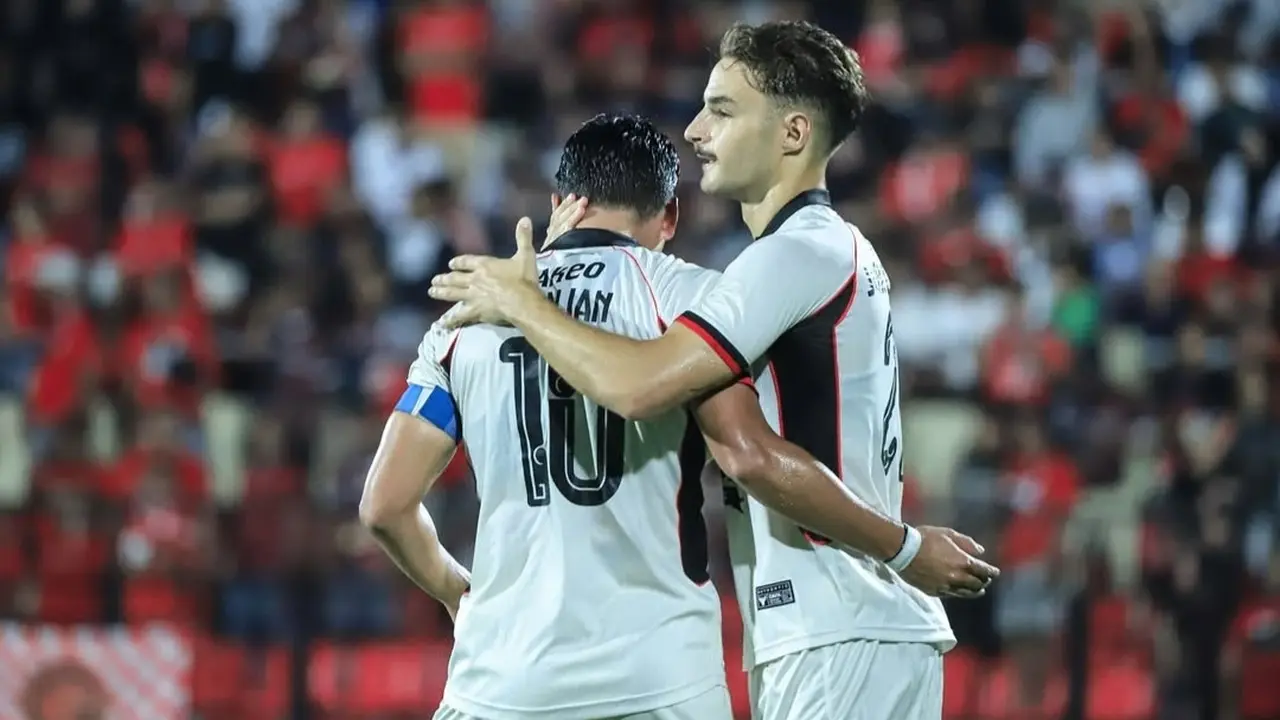Pemain Persik Kediri, Ezra Walian (kiri) dan Jose Enrique