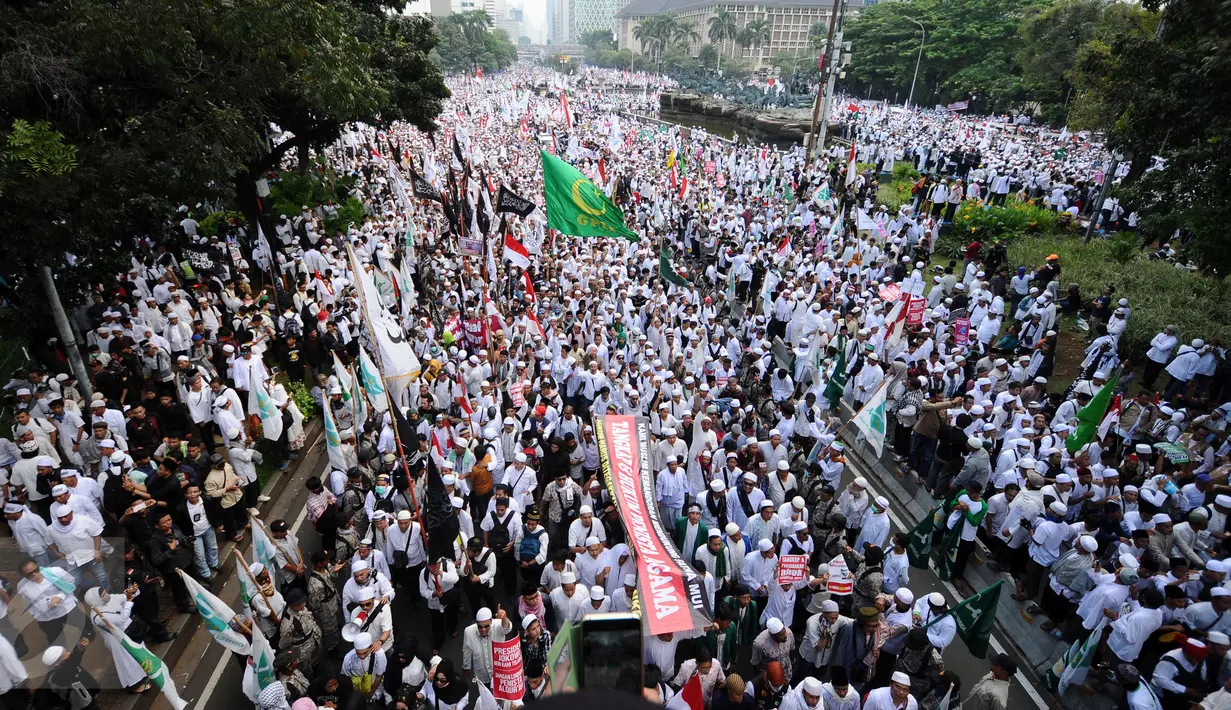 Ratusan ribu massa aksi damai memenuhi ruas Jalan Merdeka Barat menuju Istana Negara, Jakarta, Jumat (4/11). Massa melakukan aksi di depan Istana Negara menuntut penegakan hukum kasus dugaan penistaan agama. (Liputan6.com/Helmi Fithriansyah)