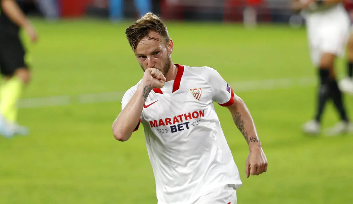 Gelandang Sevilla, Ivan Rakitic, melakukan selebrasi usai mencetak gol ke gawang Krasnodar pada laga Liga Champions di Stadion Ramon Sanchez Pijuan, Kamis (5/11/2020). Sevilla menang dengan skor 3-2. (AP Photo/Miguel Morenatti)
