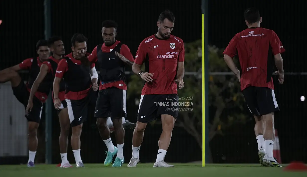 Jordi Amat (depan) berserta pemain Timnas Indonesia lainnya tampak serius melakukan sesi latihan di Jedaah, Arab Saudi pada Sabtu (4/10/2025). (Dok. Timnas Indonesia)